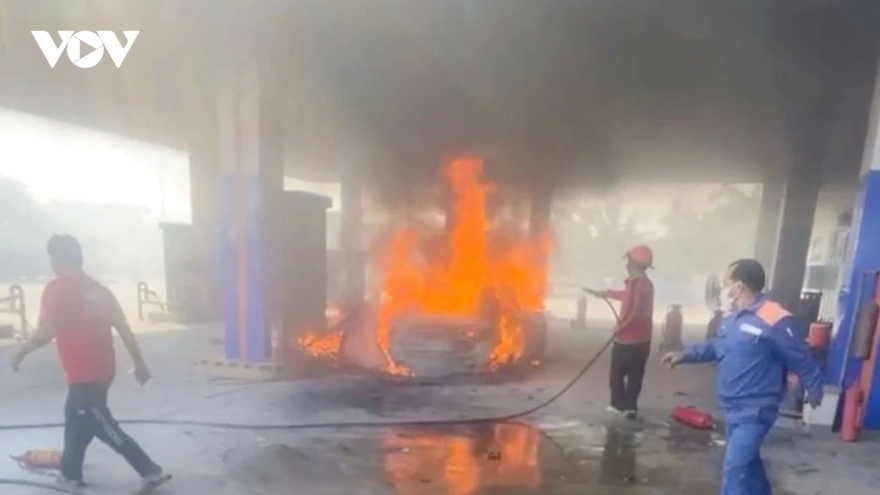 Car fire at Da Nang petrol station kills two teenagers
